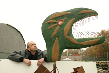 Marc Apeldoorn bij vrijwerk met beton / ijzer / glas.